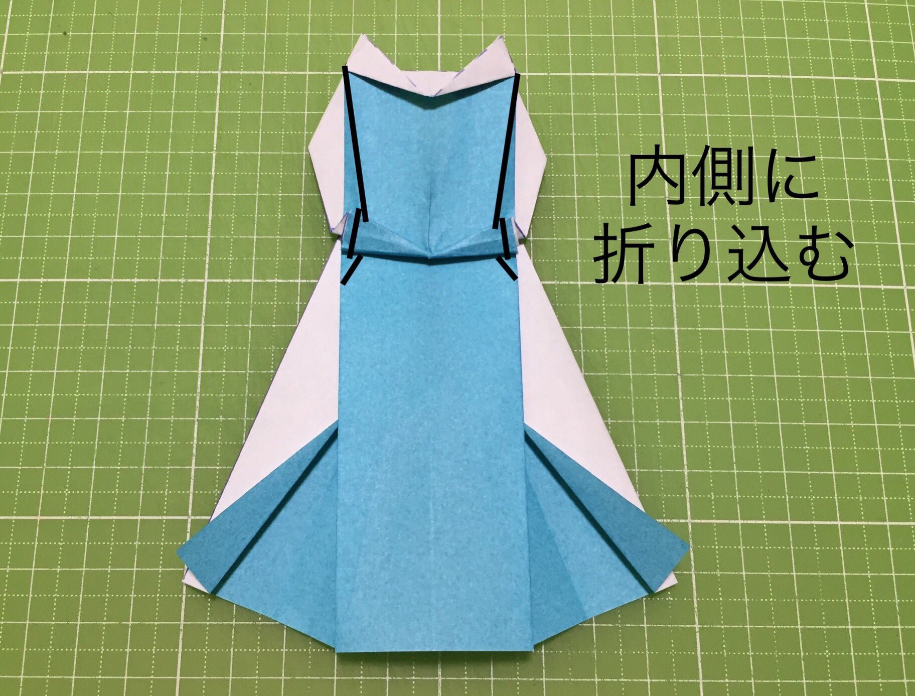かみchu Twitterren 50いいね達成記念として 展開図を描きました 衣装はぐらい折りが多い 襟幅 腰の位置 ので展開図折りには向いていません 汗 お好みに調整してくださいm U U M エルサ アナ雪 衣装 マント付き ドレス 展開図 15cm折り紙使用 横８等分から
