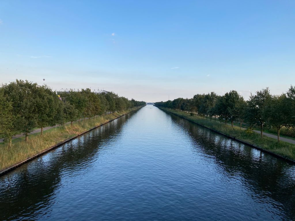 rowsandall's tweet photo. Straight canal for undisturbed focus on the session. #rowingdata #mastersrowing https://t.co/cta4oUlwrY