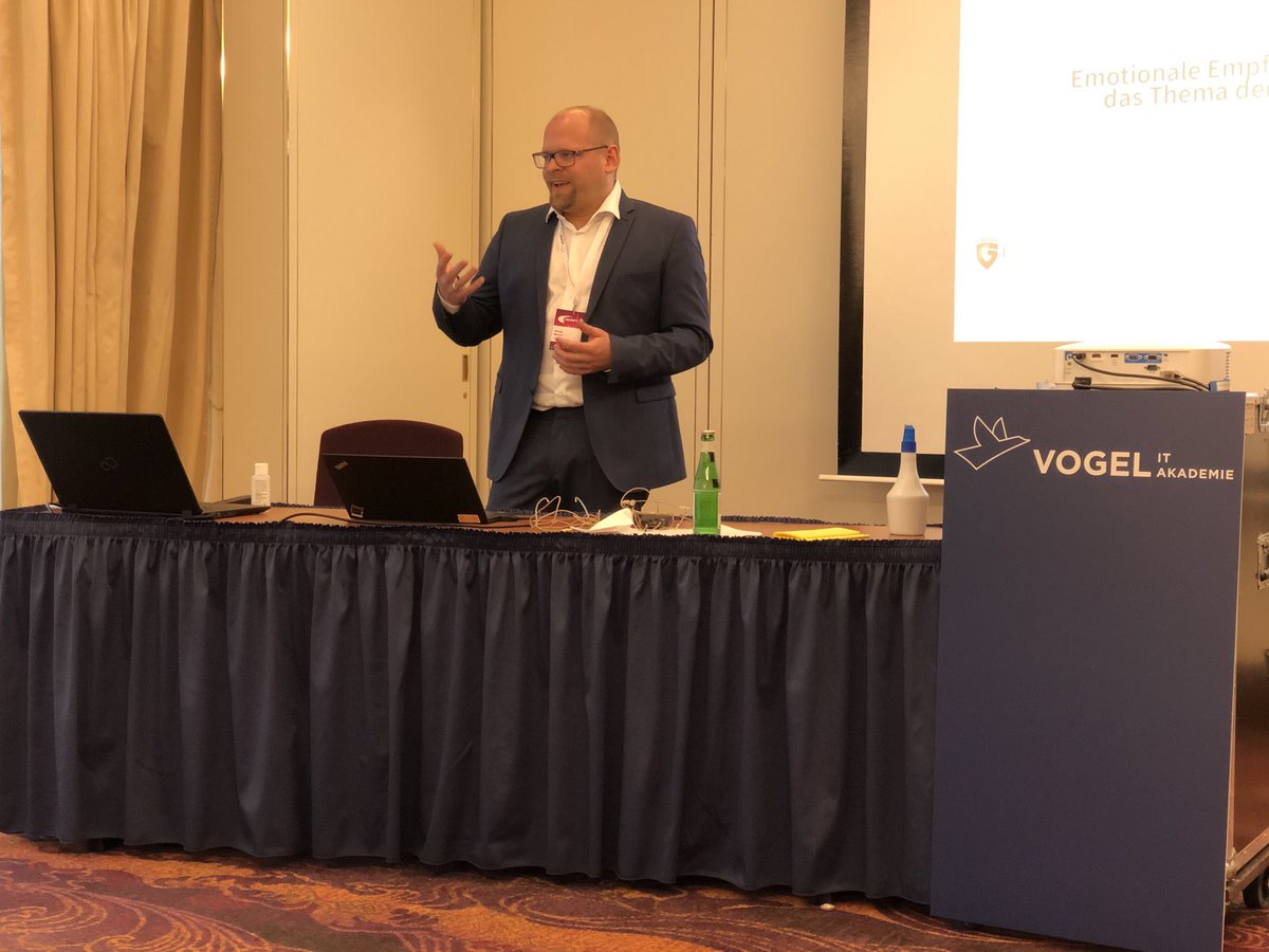 vogelitakademie's tweet photo. Stress tötet awareness! Und Zack, Phishing-Mail nicht erkannt. Hauke Gierow @GDATA zu Risikofaktoren von #phishing auf der #sectechcon https://t.co/aJbzew9HIh
