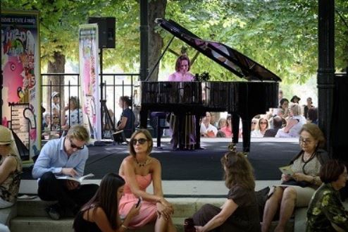 As part of our ongoing Illume Guide featured blog posts, we interviewed our Luxembourg Guide – Abou to help us understand more about Luxembourg core culture, how Gen Z view modern life in the country and local coffee habits. 

illumestories.com/2020/09/from-c…
#illumenetwork #luxembourg 🇱🇺