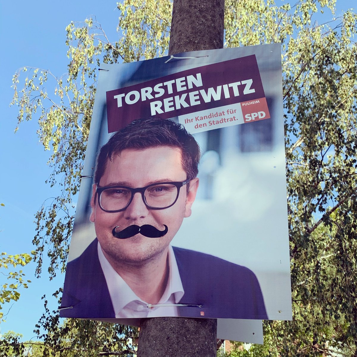 torsten_hautnah's tweet photo. Eins meiner #Rekewitz2020-Plakate in #Pulheim wurde sehr liebevoll und vorsichtig verschönert. 🙃 Dazu gibt’s in den #NextTweets eine #Twumfrage und ein Versprechen. https://t.co/4fRIEiefJB