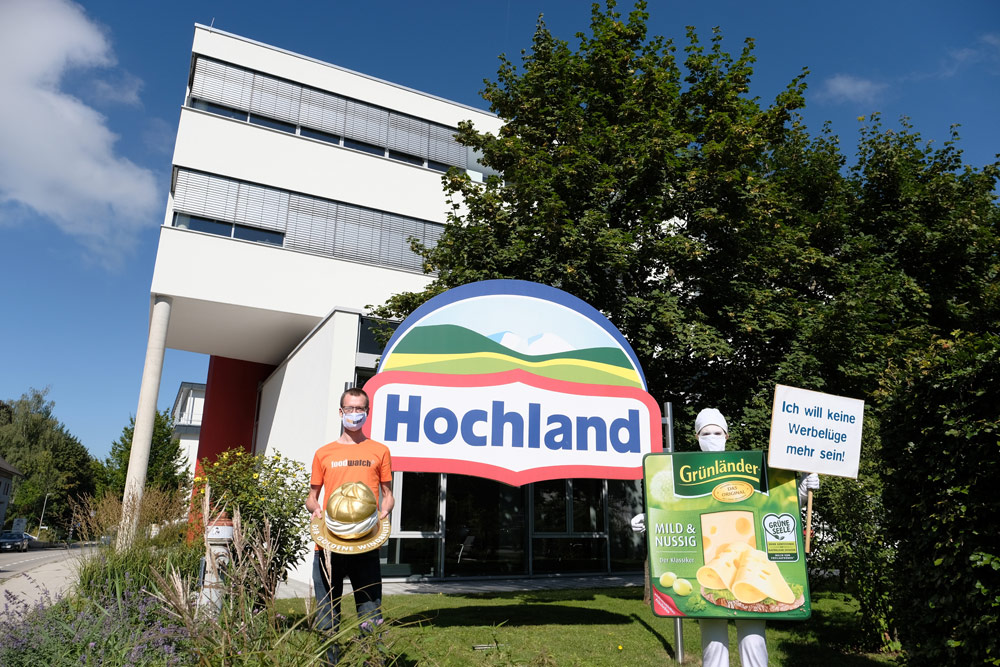 foodwatch_de's tweet photo. Der Goldene #Windbeutel 2020 für die dreisteste Werbelüge des Jahres geht an... Hochland! Der Käserei-Konzern verspricht „Milch von Freilaufkühen“ – tatsächlich stehen die „Freilaufkühe“ aber im Stall. https://t.co/gFQTxfJkXa