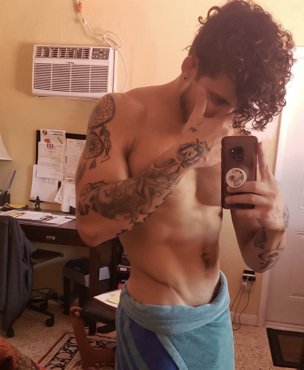 Come drop my towel 😍🍆