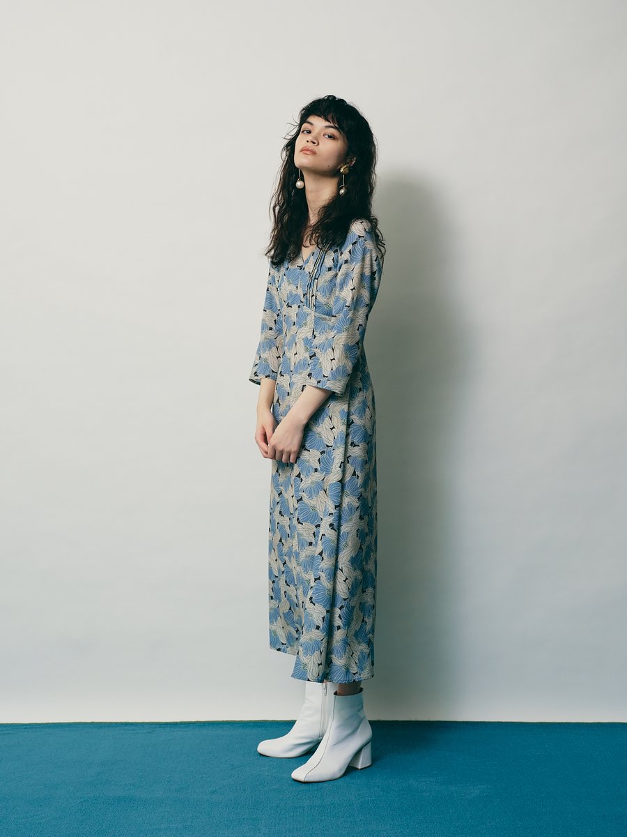 Lily Brown公式 Vネック開き花柄ワンピース 13 600 Tax デコルテラインには深めのvネック 身頃にはピンタックと高い位置での切り替えで ストンとしていてもラインが綺麗に見えるロングワンピースです Lilybrown リリーブラウン 店頭入荷中