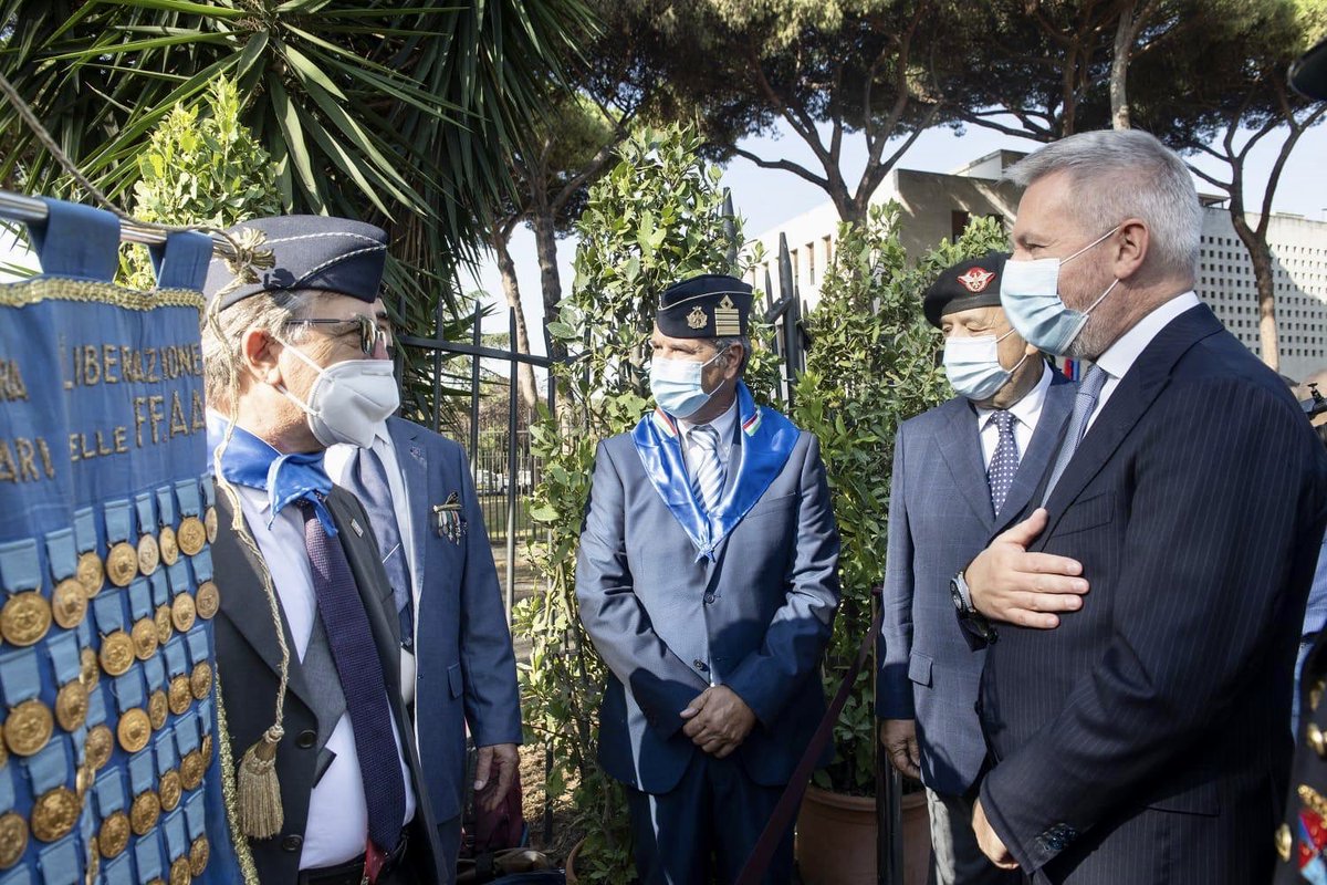 guerini_lorenzo's tweet photo. Con il Presidente della Repubblica al 77°anniversario della Difesa di Roma. Omaggio ai Caduti #8settembre e Guerra di Liberazione. Eroi che non esitarono a sacrificarsi per il Tricolore. Tracciarono il cammino che ha reso l’Italia il Paese libero e democratico che siamo https://t.co/M6Xr8VB2E5