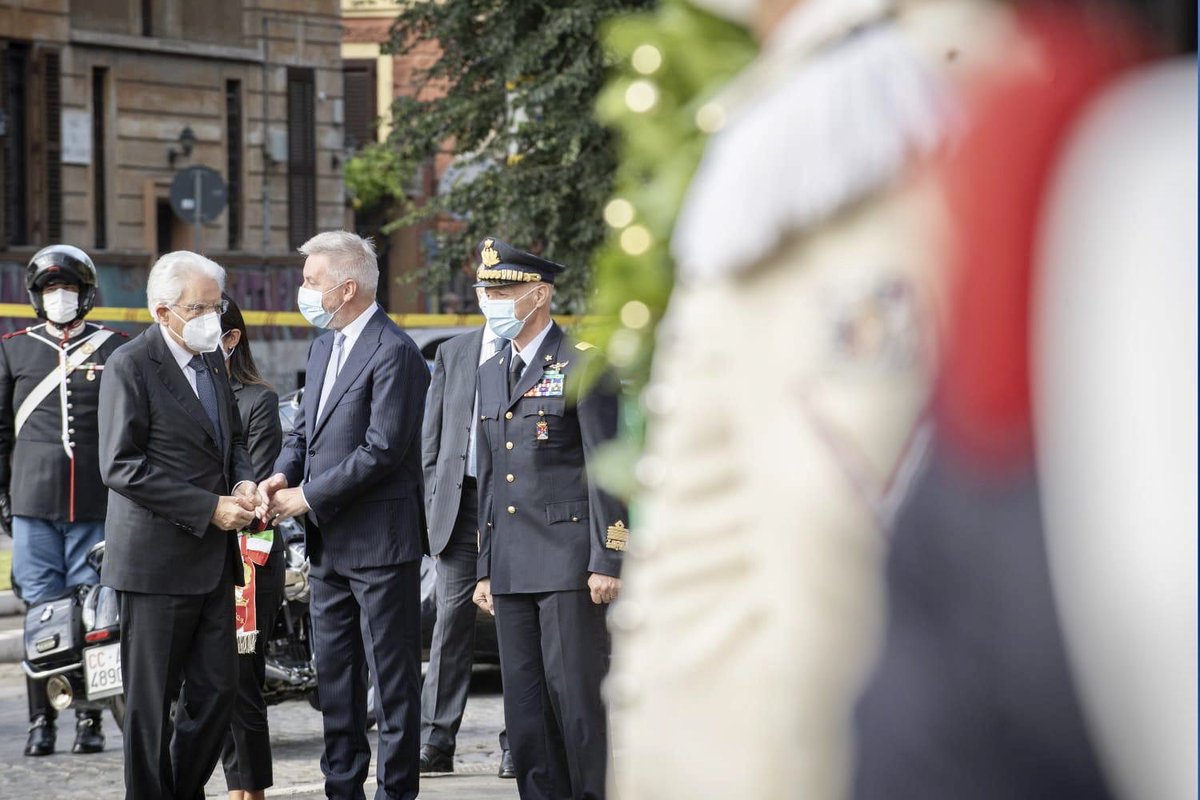 guerini_lorenzo's tweet photo. Con il Presidente della Repubblica al 77°anniversario della Difesa di Roma. Omaggio ai Caduti #8settembre e Guerra di Liberazione. Eroi che non esitarono a sacrificarsi per il Tricolore. Tracciarono il cammino che ha reso l’Italia il Paese libero e democratico che siamo https://t.co/M6Xr8VB2E5