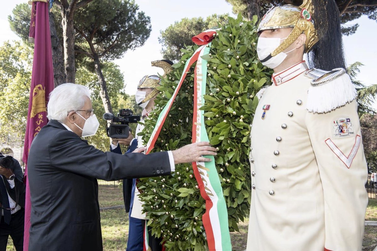 guerini_lorenzo's tweet photo. Con il Presidente della Repubblica al 77°anniversario della Difesa di Roma. Omaggio ai Caduti #8settembre e Guerra di Liberazione. Eroi che non esitarono a sacrificarsi per il Tricolore. Tracciarono il cammino che ha reso l’Italia il Paese libero e democratico che siamo https://t.co/M6Xr8VB2E5