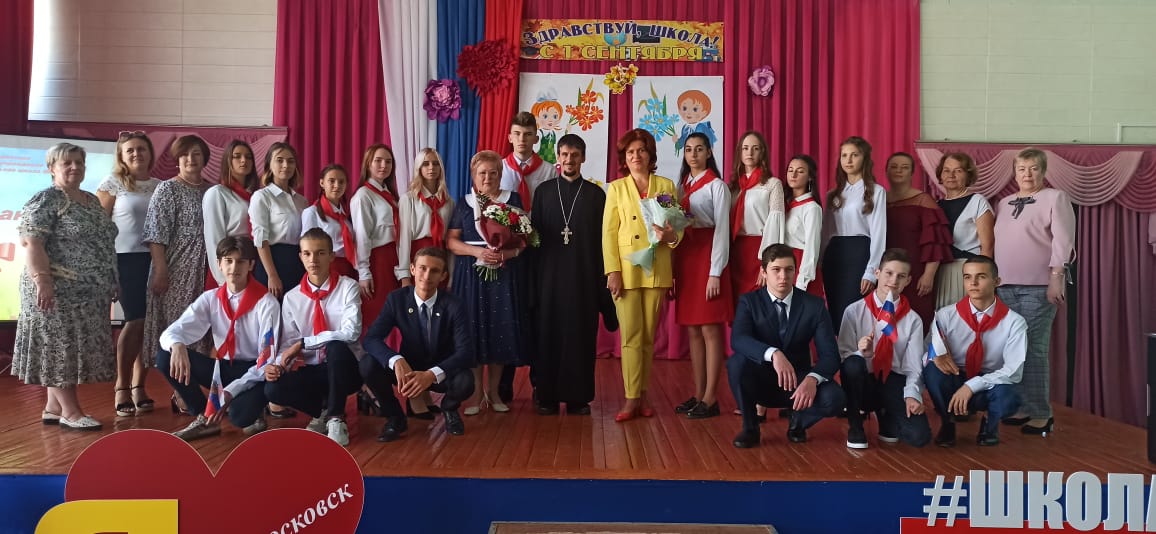 6_mbou's tweet photo. @kobr_nmsk Долгожданная встреча со школой состоялась  у одиннадцатиклассников МБОУ "СОШ №6"на торжественной линейке, посвящённой Дню знаний и началу нового учебного года.На линейке  присутст��овал почётный гость -  иерей Антоний Панченко. https://t.co/4fAhmWluJR