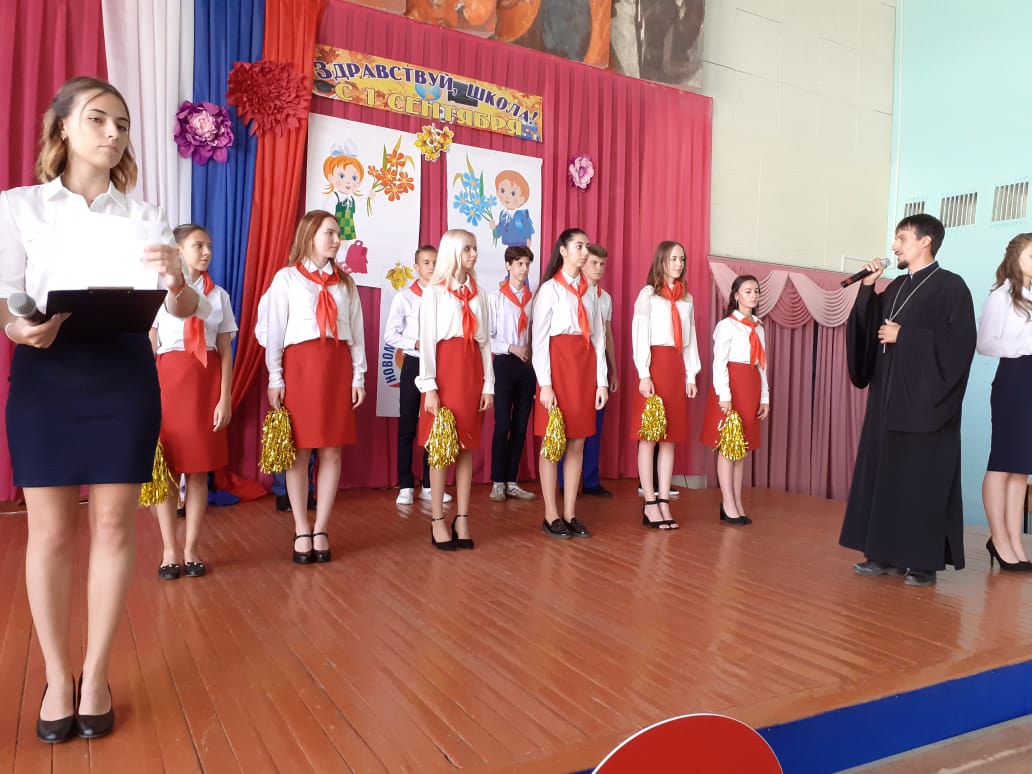 6_mbou's tweet photo. @kobr_nmsk Долгожданная встреча со школой состоялась  у одиннадцатиклассников МБОУ "СОШ №6"на торжественной линейке, посвящённой Дню знаний и началу нового учебного года.На линейке  присутст��овал почётный гость -  иерей Антоний Панченко. https://t.co/4fAhmWluJR