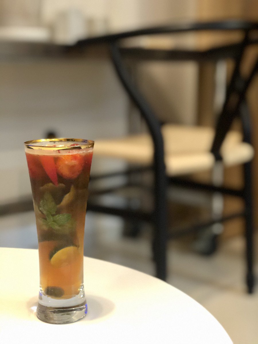 cafe_premier's tweet photo. みなさんお仕事お疲れ様です。
PIMM’S 知ってますか?
イギリス発祥ジンベースの柑橘系リキュールです。ちょっとイエガーみたいなハーブの味とカンパリのあいのこみたいな味がおいしい🤍
ジンジャエールとフルーツたくさんいれるのが正統派🤍
#pimms #pimmstime #おうちでハッピーアワー https://t.co/hnyI1rCuIv
