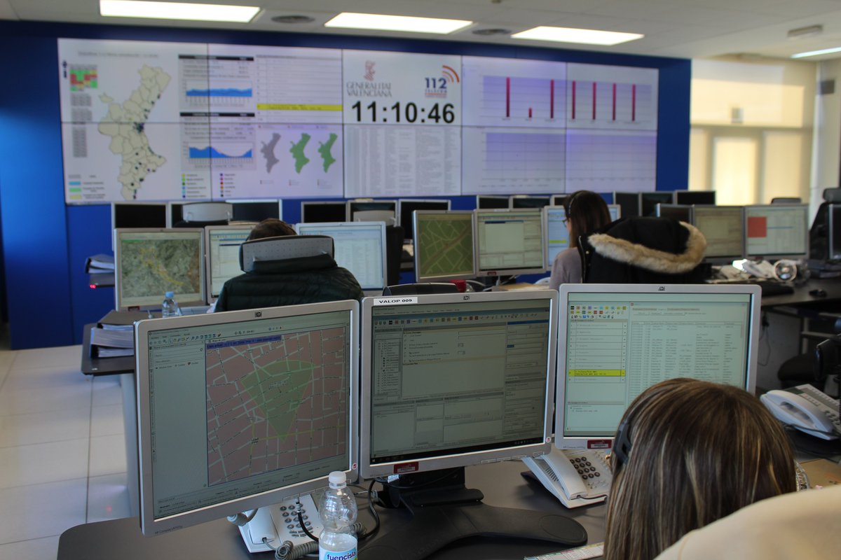 GVA112's tweet photo. ☎️Ante una emergencia llama al 112. 
No pienses que otra persona ya lo ha hecho o que se van a colapsar las líneas. 
👩‍💻👨‍💻La Sala 112 está preparada para atender muchas llamadas simultáneas.  
Sólo necesitas que tu teléfono tenga algo de cobertura. https://t.co/9oXzII3Ur0