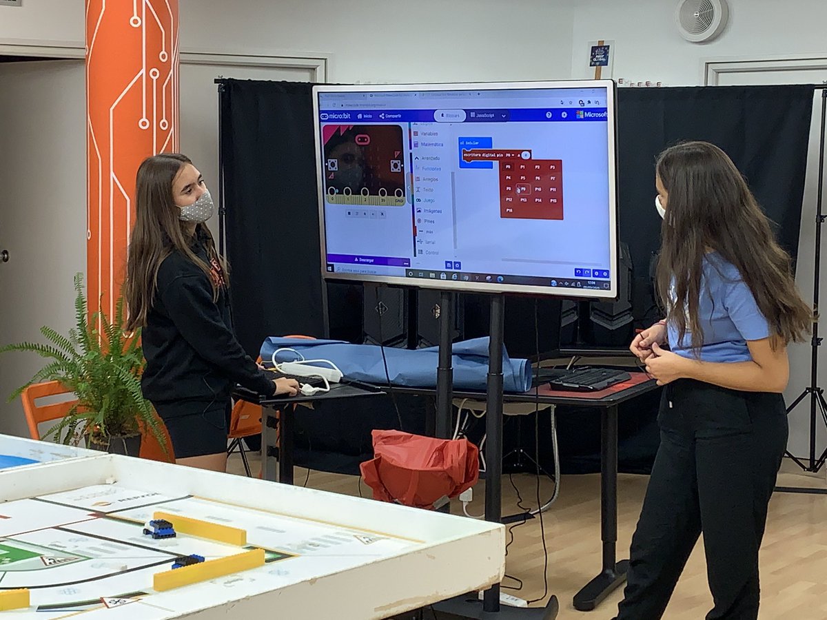 InnovatEduc's tweet image. Les companyes més veteranes expliquen als petits com programar un relé per crear un sistema de reg automàtic. #campustecnologic #bitbotchallenge2020 #innovatgirona #microbit #girona