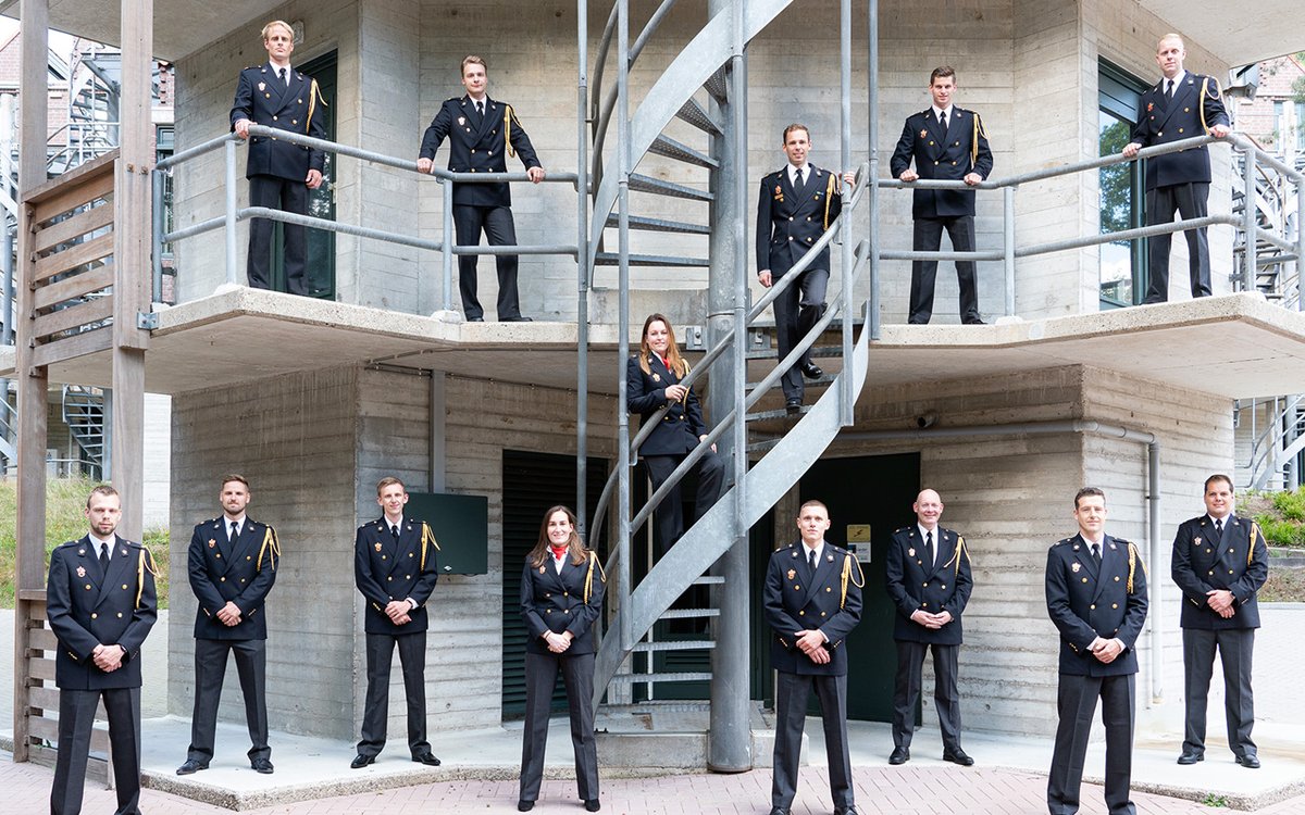 NIPV_NL's tweet photo. Gisteren is de 52e voltijdopleiding Brandweerofficier van start gegaan. 15 deelnemers uit twaalf regio's kwamen bij elkaar op de Brandweeracademie in Arnhem. Wij wensen alle deelnemers heel veel succes! https://t.co/ek4M2DsIak #VOO52 @Brandweer_NL https://t.co/8440XxpZlt