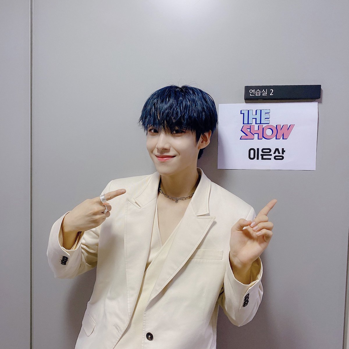LES_BNM's tweet photo. [#이은상] 

은상이는 마이크를 좋아한대요🎤
오늘 #더쇼 출석체크 완료!

#LeeEunSang #BeautifulScar #브랜뉴뮤직 #BRANDNEWMUSIC https://t.co/3keaI9GwwM