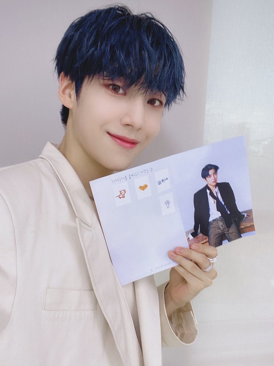 LES_BNM's tweet photo. [#이은상] 

은상이는 마이크를 좋아한대요🎤
오늘 #더쇼 출석체크 완료!

#LeeEunSang #BeautifulScar #브랜뉴뮤직 #BRANDNEWMUSIC https://t.co/3keaI9GwwM