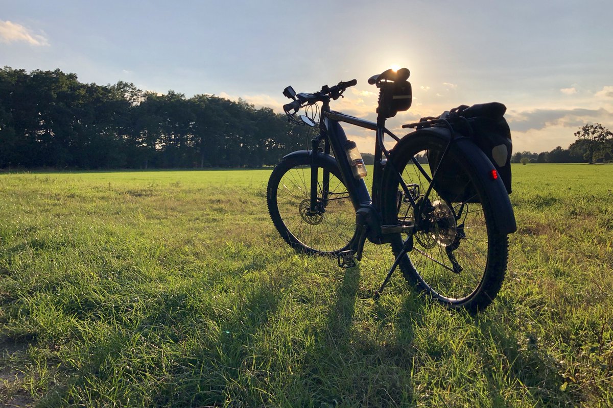 TLUHH's tweet photo. Gestern die kleine aber feine #CMLG gefahren. Nett war’s bei euch! 🙋🏻‍♂️ Auf der Anreise Radbruch u Vögelsen kennen gelernt 🤪 #CriticalMass #Lüneburg https://t.co/9ufZMbuj92