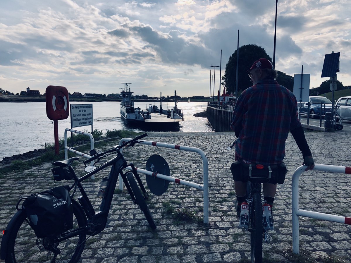TLUHH's tweet photo. Gestern die kleine aber feine #CMLG gefahren. Nett war’s bei euch! 🙋🏻‍♂️ Auf der Anreise Radbruch u Vögelsen kennen gelernt 🤪 #CriticalMass #Lüneburg https://t.co/9ufZMbuj92