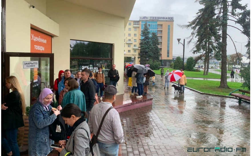 19) Solidarity reached unprecedented levels for  #Belarus => women do not let policemen take/beat protesting men; business helps they way they can (a cafe, where protesters were hiding, closed its door, it was broken by police => next day hunderds came to buy coffe & support cafe)