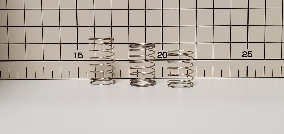 ケソニムニ On Twitter 左 三和ボタンデフォルト100g 中 三和製50g ライトニングデフォ 右 Daoボタン40g かなりストロークが違う 1番短いdaoバネを使ってボタンの底上げしたら反発無くなるのは当然だった 今回はライトニングデフォルトに合わせて50gをチョイス