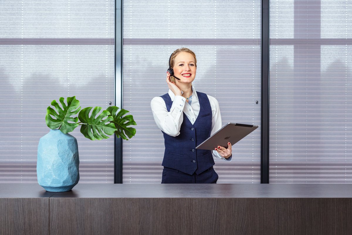 Onze hospitality hosts hebben in de afgelopen tijd een steeds belangrijkere rol gekregen. Het is namelijk van groot belang dat bezoekers en personeel van kantoorgebouwen erop wordt gewezen dat de handen worden gedesinfecteerd en dat zij zich houden aan de looproutes.