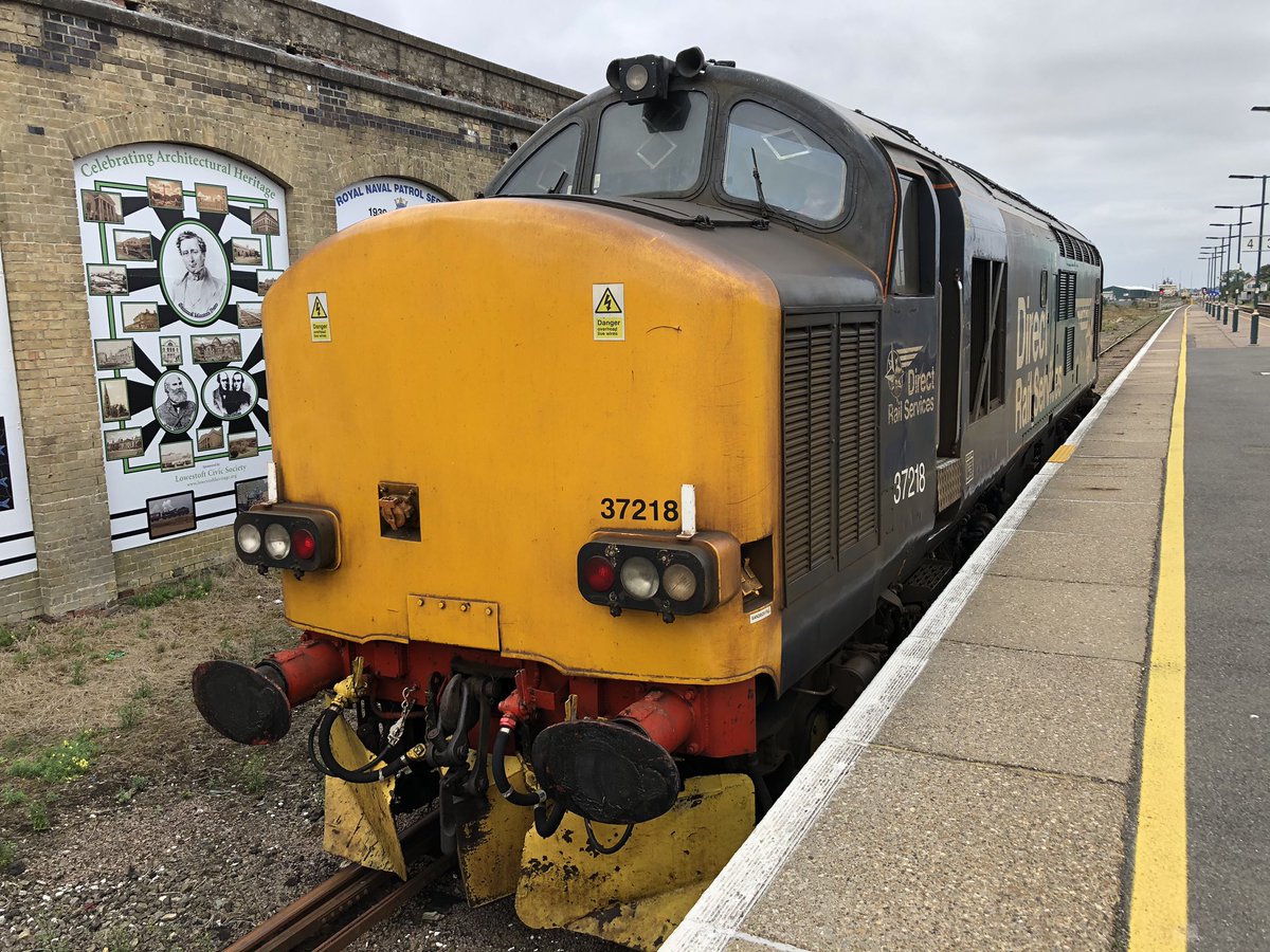 LowestoftCentr1's tweet photo. Visitor to Platform 4 at @greateranglia #Lowestoft today #Class37 #ClassicTraction #Tractor @LowestoftCentr1 @WherryLines @DRSgovuk #CanWeKeepIt? https://t.co/DNk1lc8U07