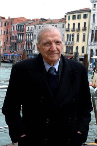 Chicogir's tweet photo. Mancheranno al mondo musicale le qualità di #MarioMessinis Ne aveva tante, fondate su una cultura eccezionalmente vasta e su una conoscenza smisurata del repertorio musicale storico e contemporaneo. Dell'uomo ricorderò sempre l'affettuosa cordialità. https://t.co/bLt3wwRsjl