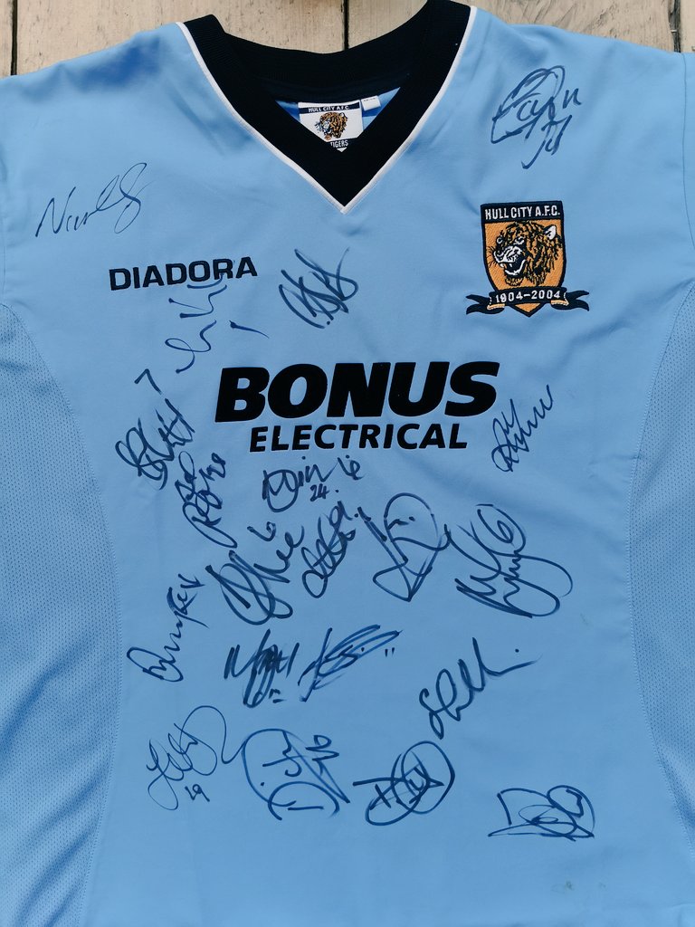 GIVEAWAY TIME!!!! 🎉🎉🎉

If you'd like to win this ⬇️⬇️⬇️ signed replica 2004 centenary away shirt, signed by players like Ashbee, Elliott, Barmby, Myhill and the rest of the squad
. 
All you have to do is........ 
RETWEET, LIKE &amp; FOLLOW
#hcafc #hullcity #utt