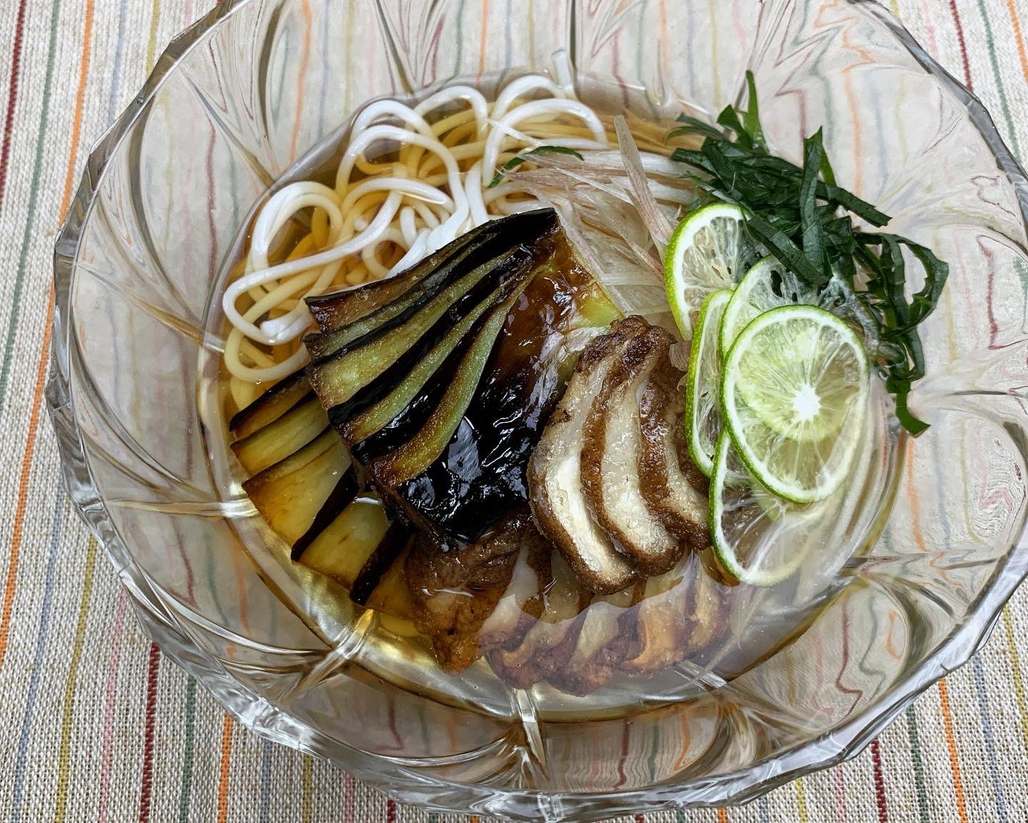 爽麺 茄子と椎茸のそうめん めちゃくちゃナスが食べたくて 揚げ浸し風素麺にしました 色合いが地味なので 切り方を可愛く 薬味を多めに すだちと素麺のコンビは 間違いなしです みょうがと大葉も素麺に合うなぁ 森脇製麺 半田そうめん そうめん