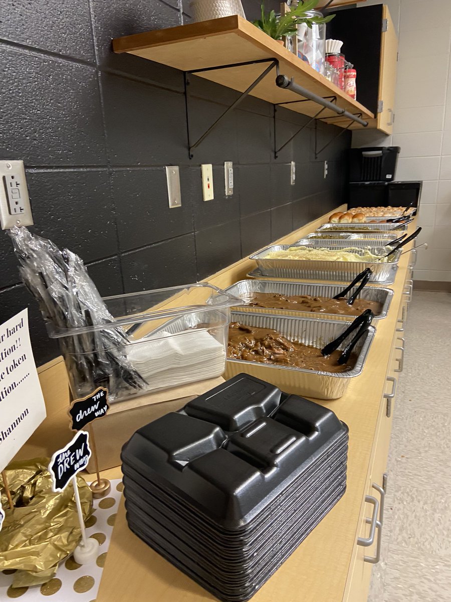 bekaklinner's tweet photo. https://t.co/MhOMs6h63F.Word!!  Delicious meal today thanks to @SHill_DMS and @youngedu.  YOU guys are AWESOME!!!  No judgment on how full my plate it! 😉 @dms_tcboe https://t.co/7tY0sUaG1y