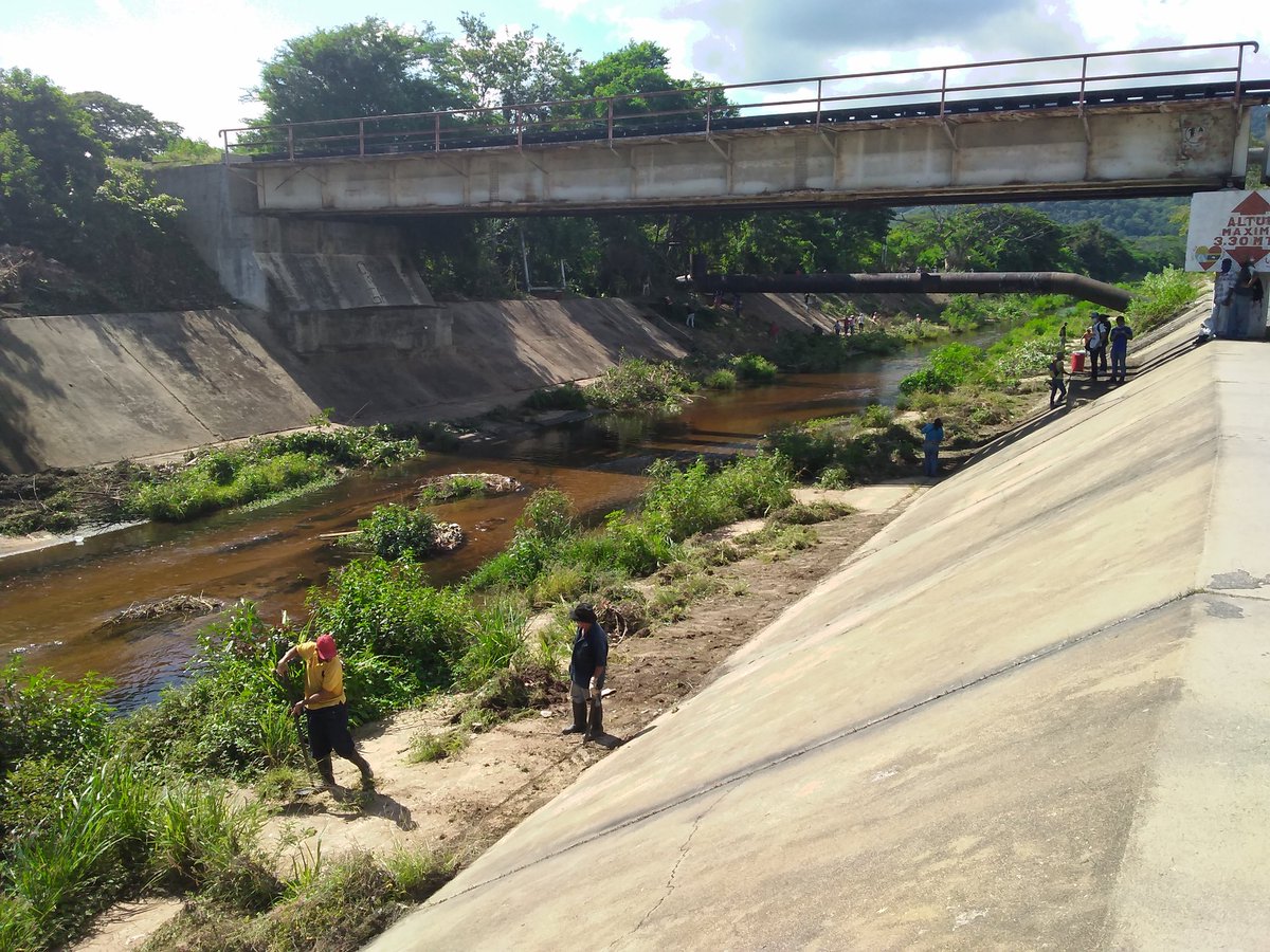 alcaldiajjm1's tweet photo. Alcaldía, #Pequiven y Organizaciones del municipio, 🍃arrancaron los trabajos de saneamiento del Río Morón! @rafaellacava10 @VillegasKarelia @PrensaPequiven @FundaComunidad @BarberaMinistro @minecve @EvelynB_Vasquez @MVzlaBella

#YoSiVotoPSUV

#SolidaridadEntreLosPueblos https://t.co/Hh8pqbDp5x