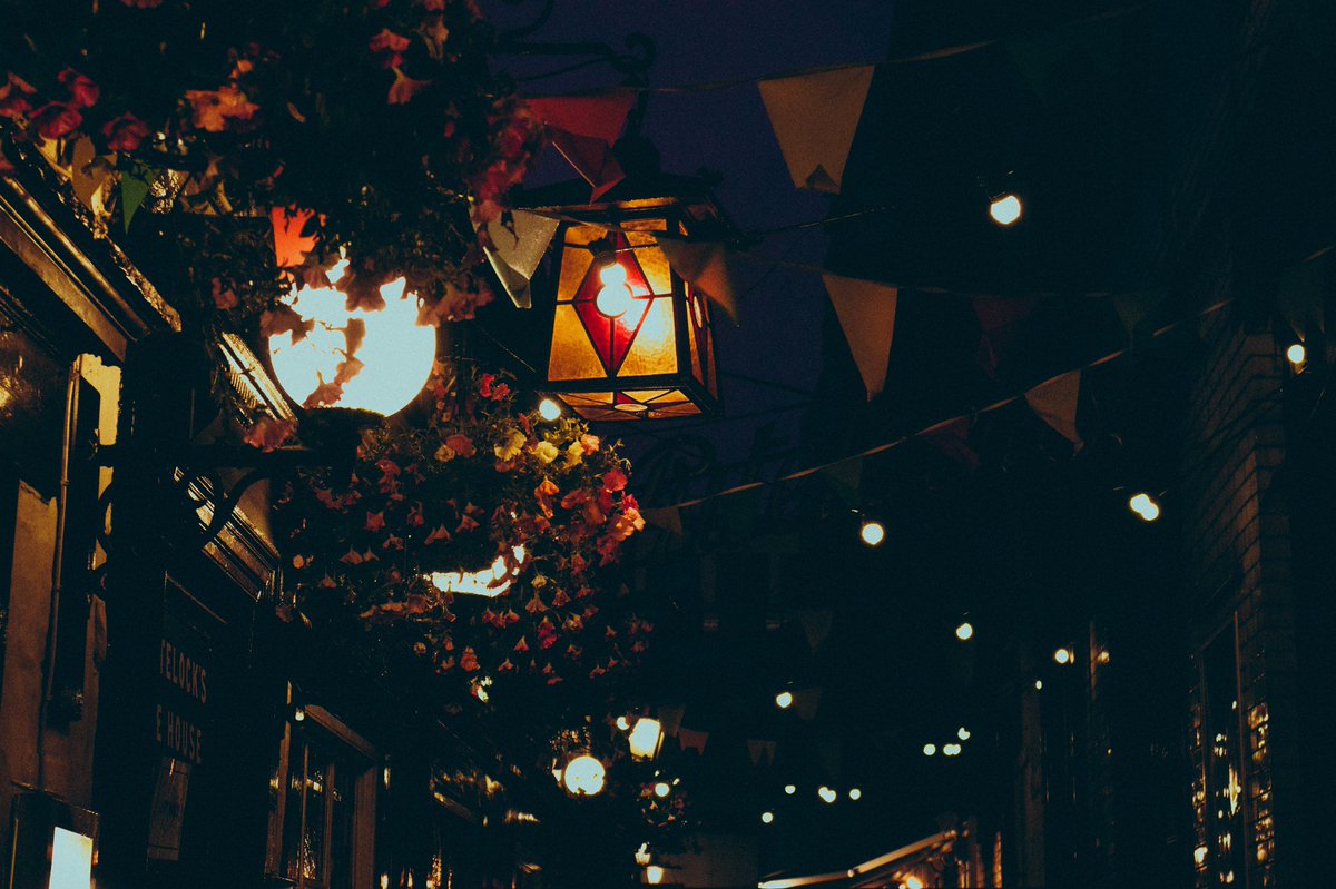 The days might be getting shorter, but our iconic lamp will always be a light to guide your way to magnificent beer 💫