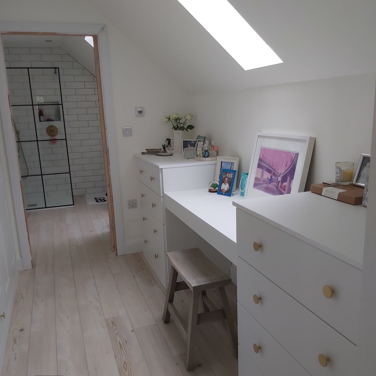 Tell Us Tuesday!
Who's loving this gorgeous dressing room area leading to an ensuite bathroom that was recently created for a My Fitted Bedroom customer?
#tellustuesday #dressingroominspo #fittedfurniture #realcustomerhomes #dressingroomgoals