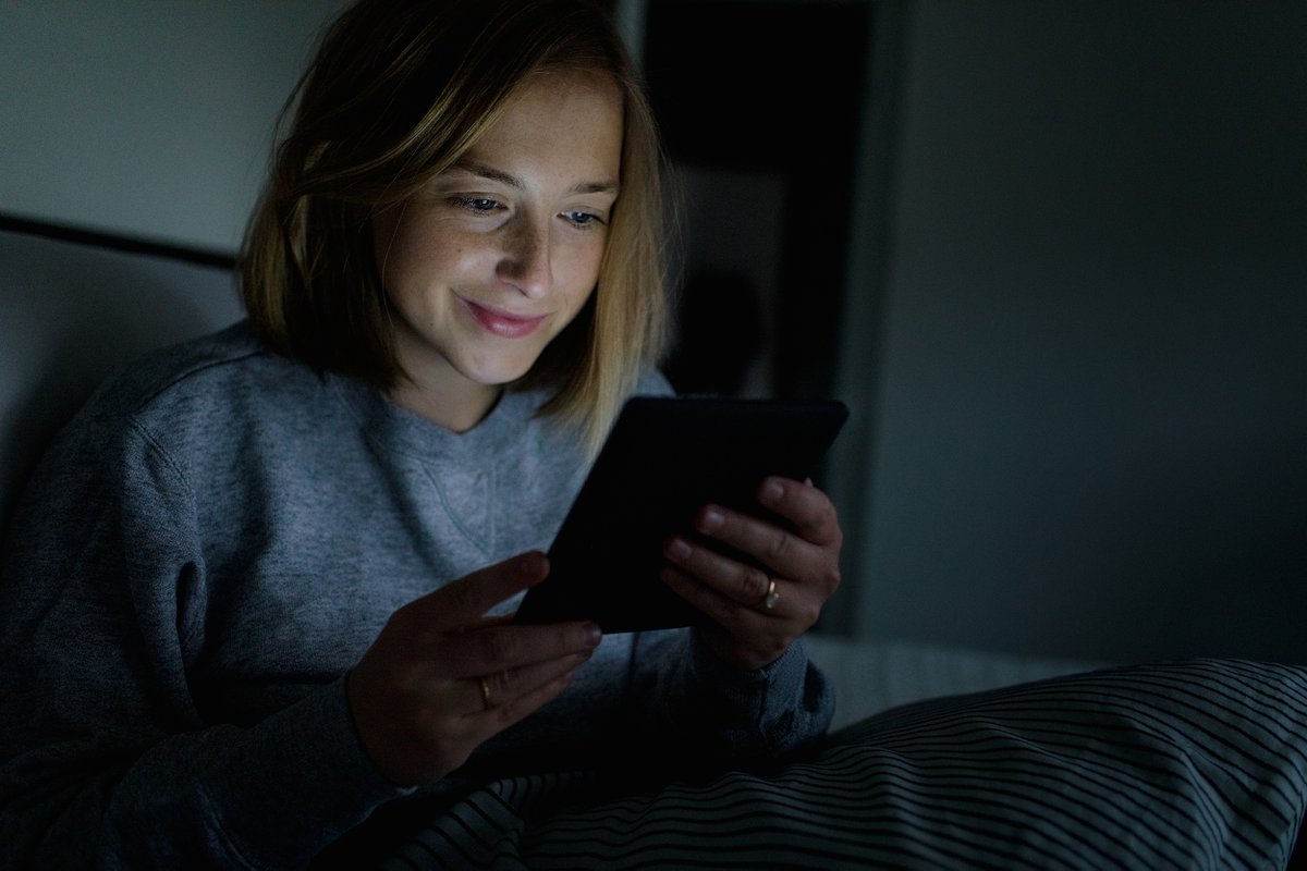 Kobo_ES's tweet image. Cuando el libro es demasiado bueno para dejarlo 👀 con tu #KoboNia podrás leer en la cama sin molestar a tu pareja 💤 gracias a su #ComfortLight integrado. Consíguelo ahora:  bit.ly/3ifYrLi