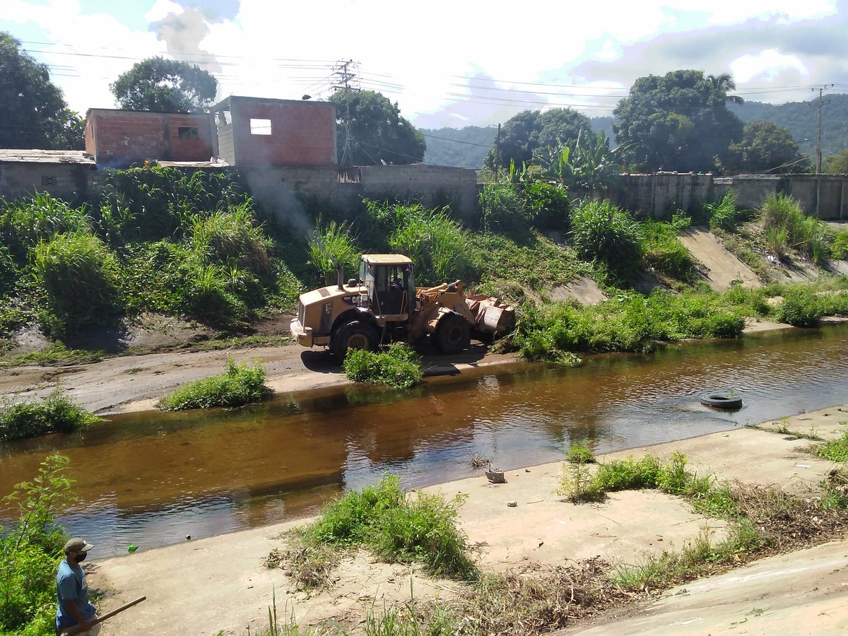 alcaldiajjm1's tweet photo. Alcaldía, #Pequiven y Organizaciones del municipio, 🍃arrancaron los trabajos de saneamiento del Río Morón! @rafaellacava10 @VillegasKarelia @PrensaPequiven @FundaComunidad @BarberaMinistro @minecve @EvelynB_Vasquez @MVzlaBella

#YoSiVotoPSUV

#SolidaridadEntreLosPueblos https://t.co/Hh8pqbDp5x