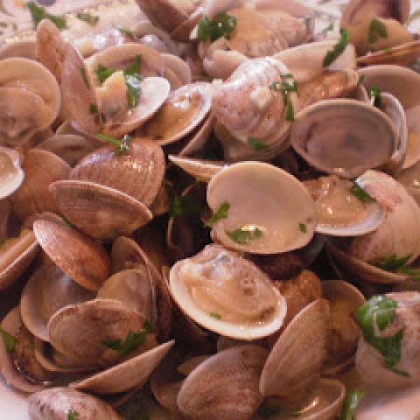 🔴🔴ECOLOGÍA🔴🔴 El barrio de La Victoria cambia su lema del Chupa y Tira por Chupa y Recicla para ayudar al cambio climático.