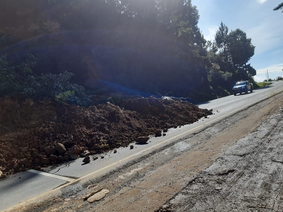 stereo100xela's tweet photo. #Ahora | Derrumbe en el kilómetro 206 de la ruta Interamericana, jurisdicción de la aldea #Pitzal, #Momostenango, #Totonicapán. En el lugar agentes de la Policía Nacional Civil (PNC) coordinan el tránsito y piden a pilotos manejar con precaución. 

Vía Edgar Domínguez https://t.co/0m1t6Fehyv