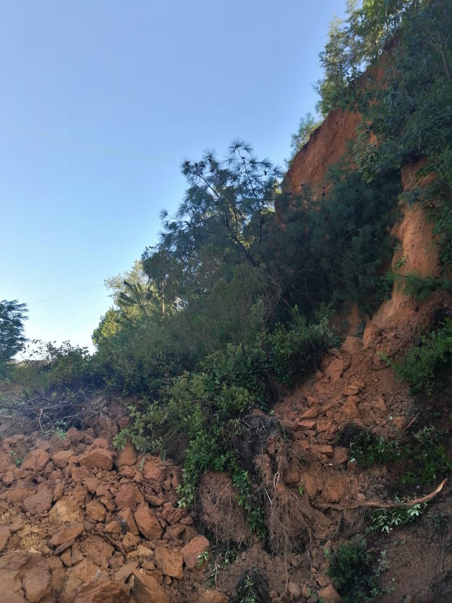 stereo100xela's tweet photo. #Ahora | Derrumbe en el kilómetro 206 de la ruta Interamericana, jurisdicción de la aldea #Pitzal, #Momostenango, #Totonicapán. En el lugar agentes de la Policía Nacional Civil (PNC) coordinan el tránsito y piden a pilotos manejar con precaución. 

Vía Edgar Domínguez https://t.co/0m1t6Fehyv