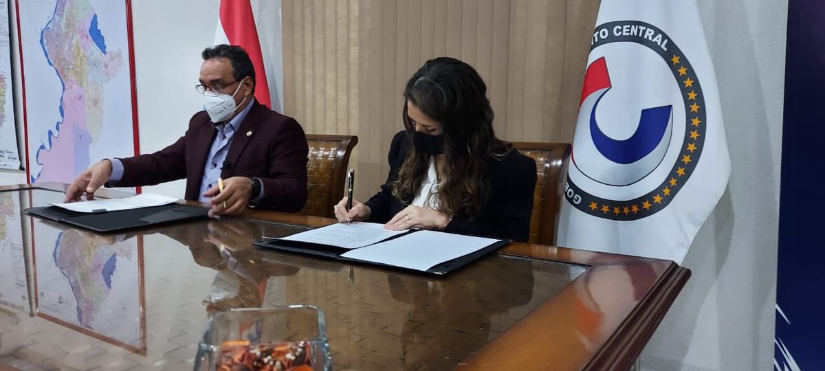 MJusticiaPy's tweet photo. #Ahora el #MJ y la @gobercentral firman convenio para implementar actividades deportivas y de formación laboral en el Centro Educativo Itauguá #CEIMJ y el Centro Educativo Integral La Esperanza #CEILE https://t.co/sSlGTFWpIU