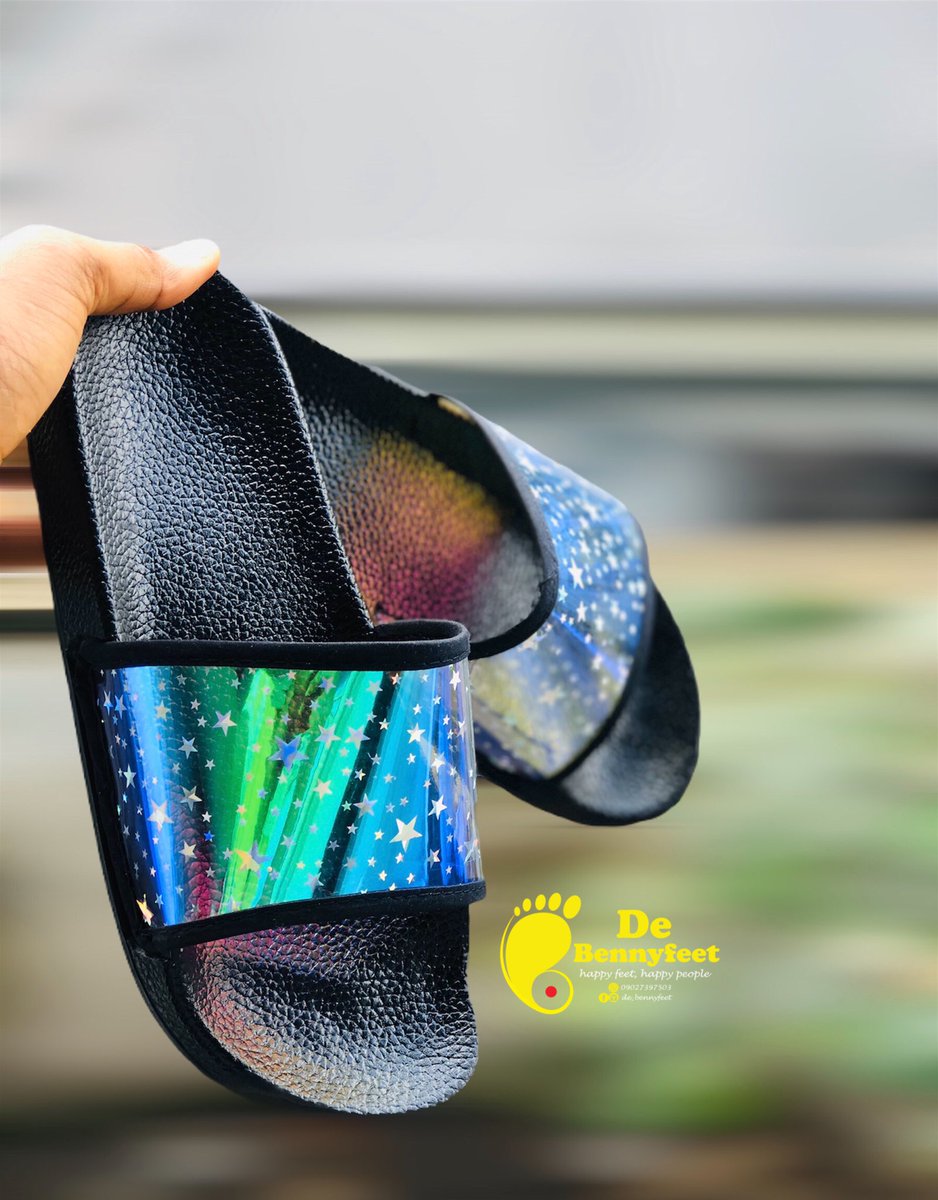 debennyfeet's tweet photo. PENNY SLIDES 4;
Our stars transparent slide is just unique and so beautiful 😻 like who wouldn’t love this beauty?
It’s Available In all sizes and the black lining can be changed to any color of your choice.
—————————
Price; 3k
Category; Female 
—————————
Delivery at a cost🤝 https://t.co/XRcQaCPuXo