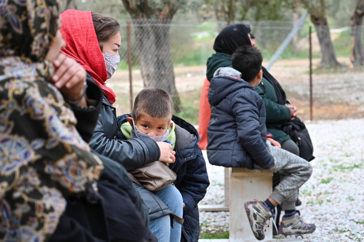 MSF_Espana's tweet photo. 🔴 El gobierno griego ha impuesto una cuarentena masiva en el campo de refugiados de #Moria. 

Es una medida cruel e injustificada para estas personas que deben ser evacuadas de ese campo. 

¿Por qué? 
👇👇👇
https://t.co/OlT44Dvq7s https://t.co/1tsmuW0UI0