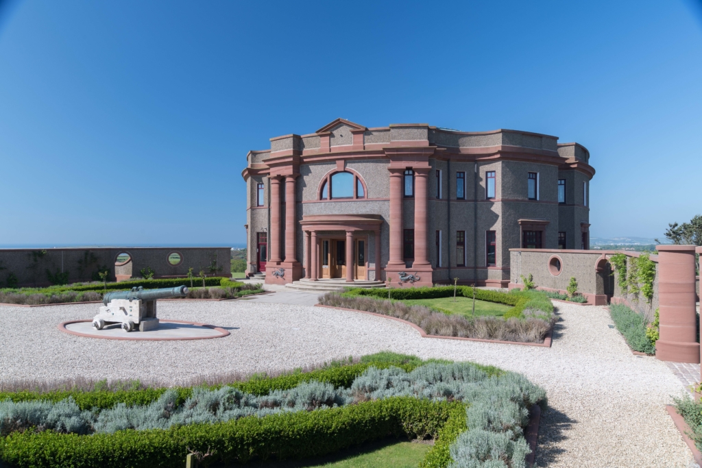 Ever wanted to explore some of the UK's biggest mansions..?

...Well now's your chance 🤩

➡️ bit.ly/2F9t1bc