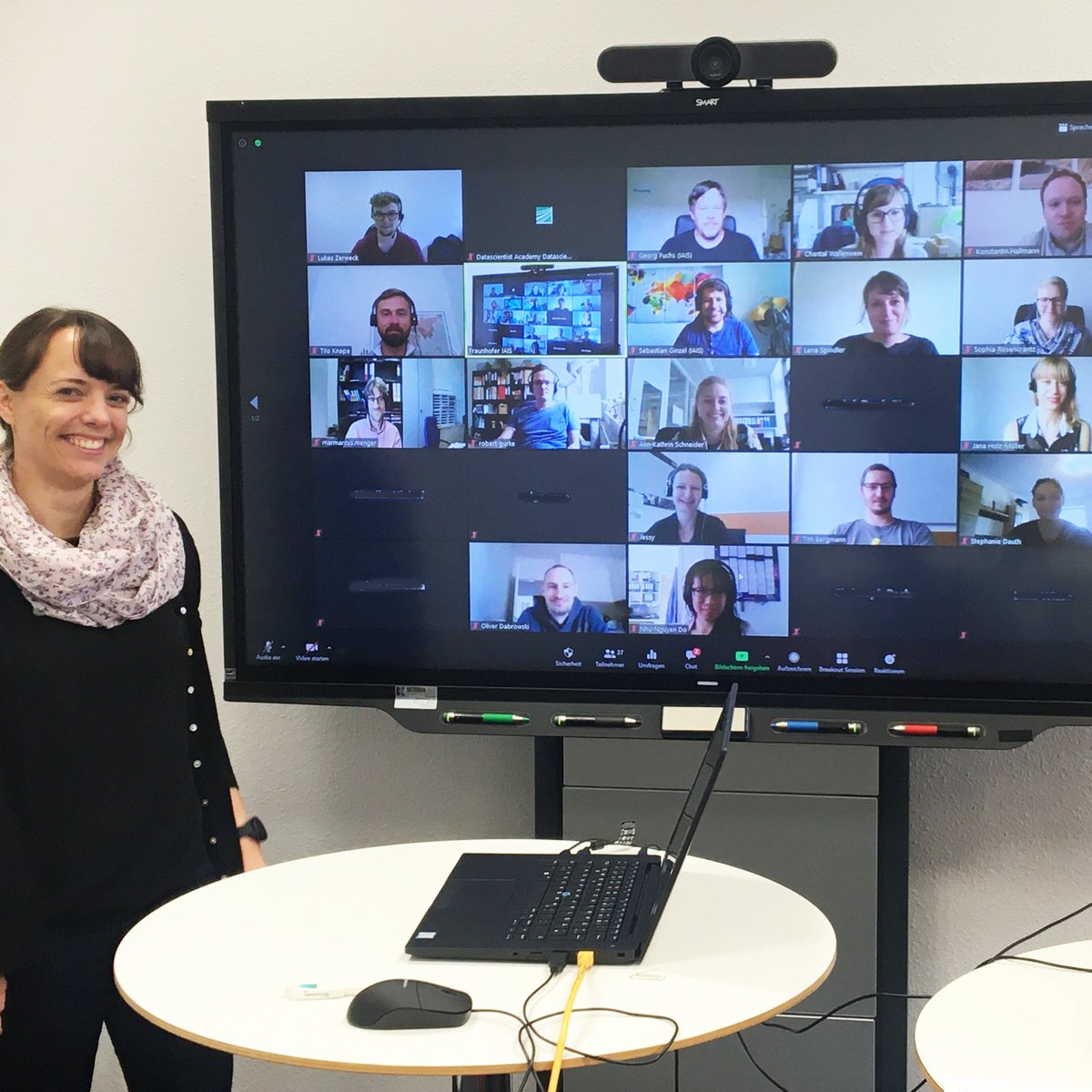 FraunhoferIAIS's tweet photo. Mit Know-how in der intelligenten #Datenanalyse entwickelt Fraunhofer IAIS Lösungen zur Digitalisierung im #Gesundheitswesen 🏥🚑Für die #Fraunhofer-Nachwuchsförderung im Fraunhofer-Cluster CIMD hat das IAIS einen Workshop rund um #DataScience, #BigData &amp; KI gegeben. #WeKnowHow https://t.co/1D0o4MyPVs