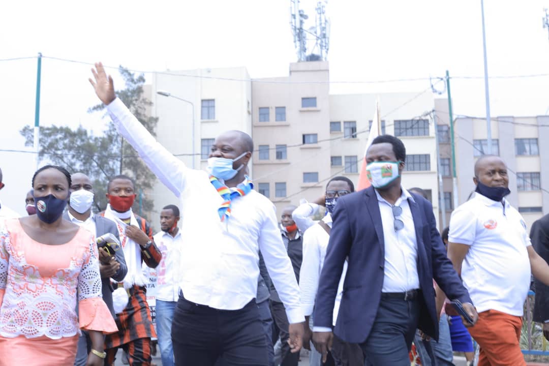BasimanaMadieng's tweet photo. L'excellence @BillyKambale1 devant la Jeunesse de #goma :
Nous avons commencé avec #30hectares à #Kinshasa et nous voici aujourd'hui à #800hectares.
Nous l' avons fait avec 40 jeunes et aujourd'hui nous sommes à #1000jeunes.
Nous #projetons de faire la même chose #ici. https://t.co/co8cZeEMyU