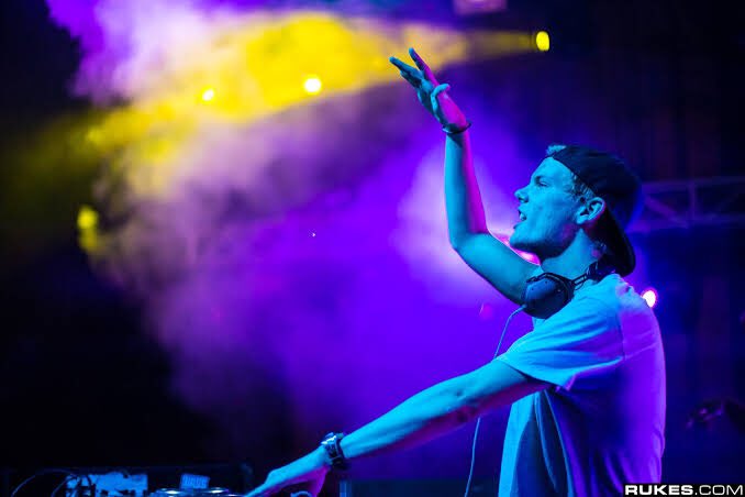EMPOTV's tweet photo. Un día como hoy, hace 31 años, nació la leyenda del EDM ❤️ @Avicii 

¡Te extrañamos Tim! ◢ ◤ https://t.co/u8gUTEiPJi