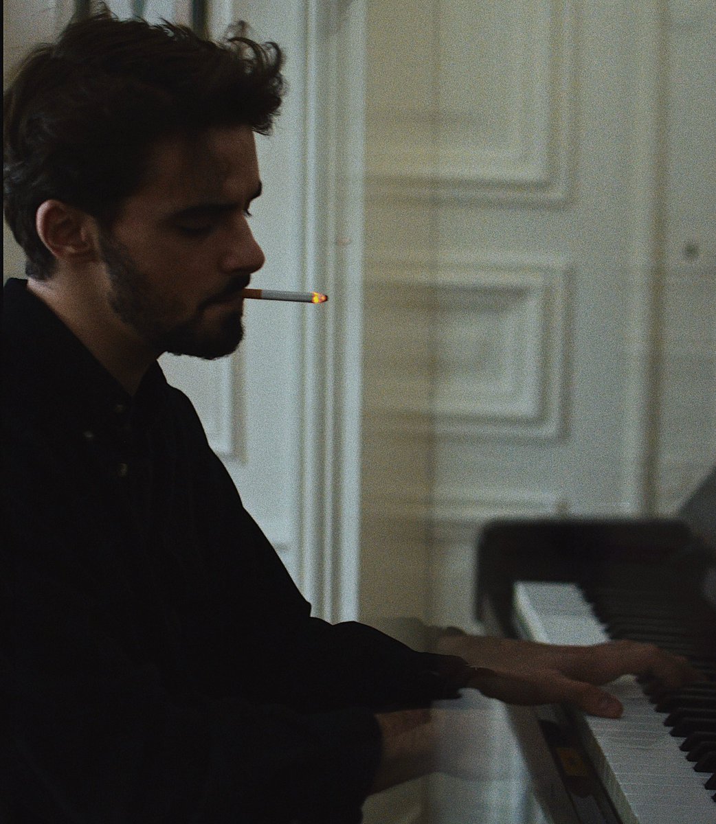 Lonepsi's tweet photo. Les miens,

À minuit je sors une nouvelle musique:

« Au bord du temps » (piano solo)

Sous mon vrai nom Lindolfo Gargiulo

J’ai si hâte... https://t.co/RnLTwwAIkB