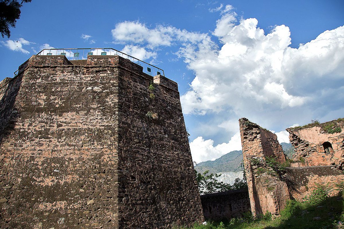 It uses a rocky outcrop and River Neelum as natural defenses. Its bastions are polygonal rather than round, based on typical Chak designs which had influence on many forts in the region. It also features a tower, not uncommon for a River Fort.