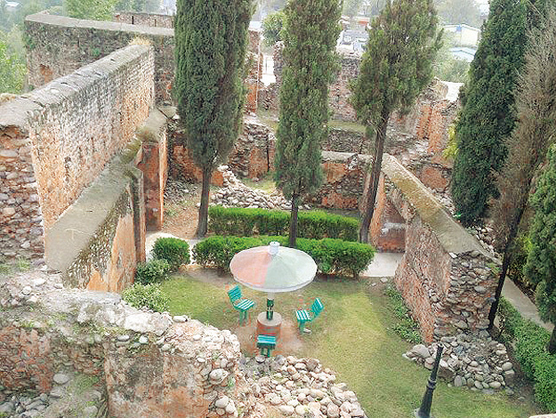 It uses a rocky outcrop and River Neelum as natural defenses. Its bastions are polygonal rather than round, based on typical Chak designs which had influence on many forts in the region. It also features a tower, not uncommon for a River Fort.