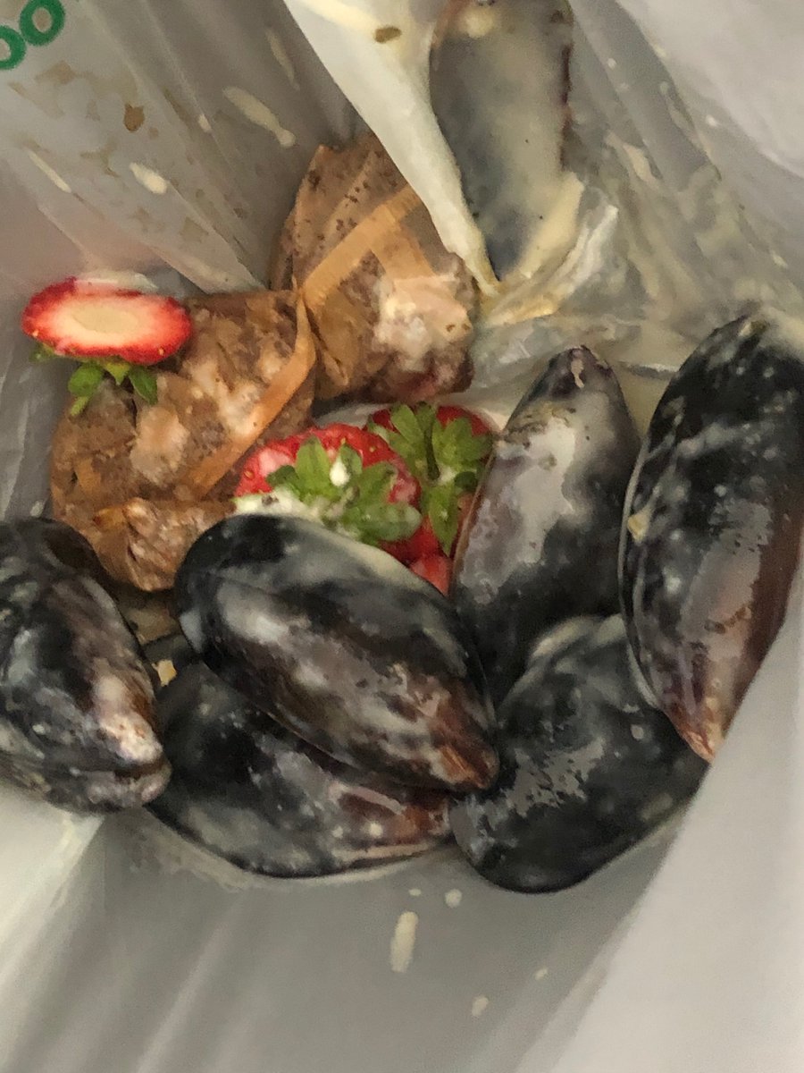mandylovebug's tweet photo. @Tesco  after working all day I was so looking forward to sharing your mussels and prawns with my husband.. with 6 unopened mussels we have to fight over the 5 1/2 mussels lift that are edible. Not too impressed https://t.co/ii1svJQyu1