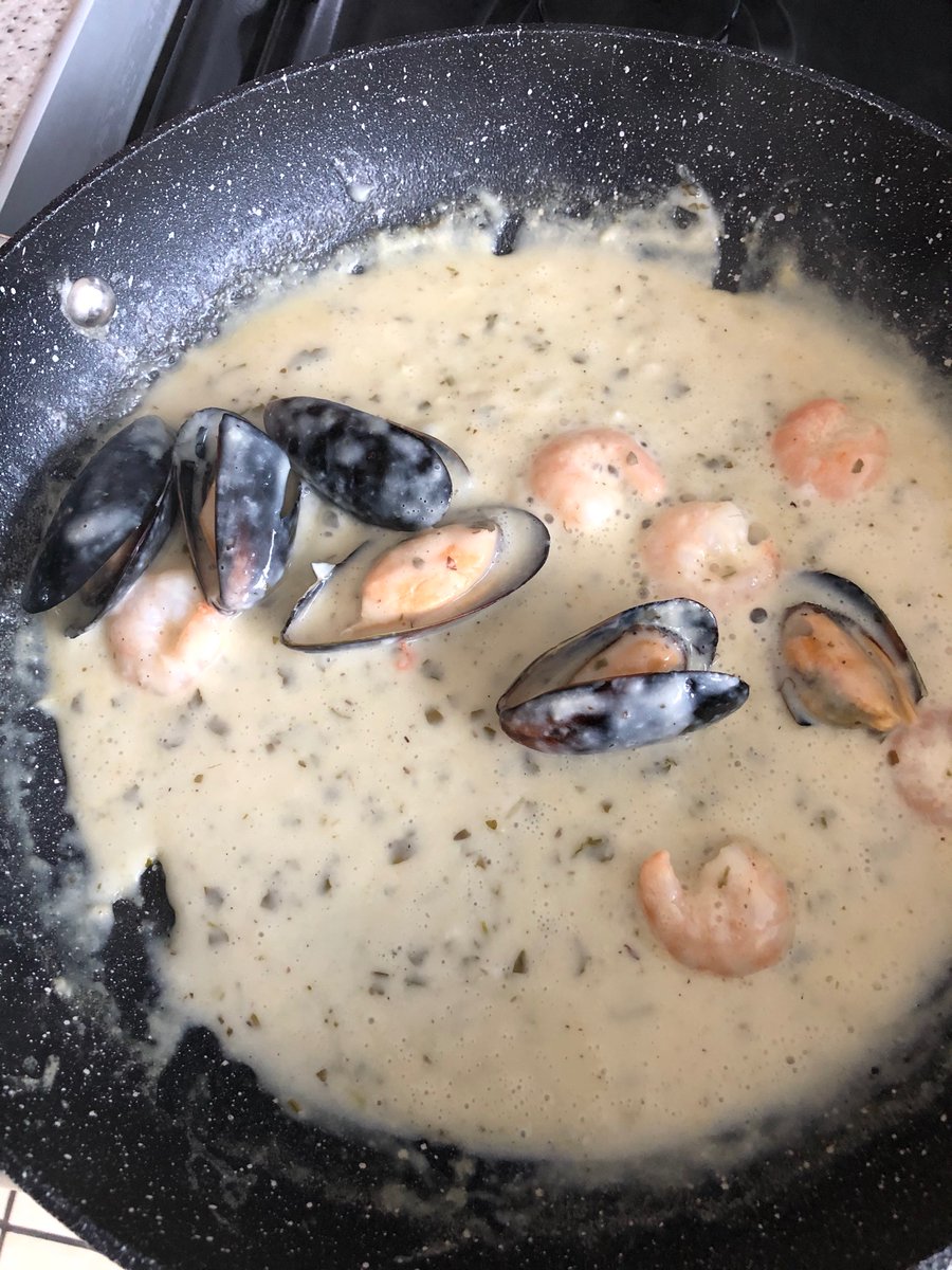 mandylovebug's tweet photo. @Tesco  after working all day I was so looking forward to sharing your mussels and prawns with my husband.. with 6 unopened mussels we have to fight over the 5 1/2 mussels lift that are edible. Not too impressed https://t.co/ii1svJQyu1