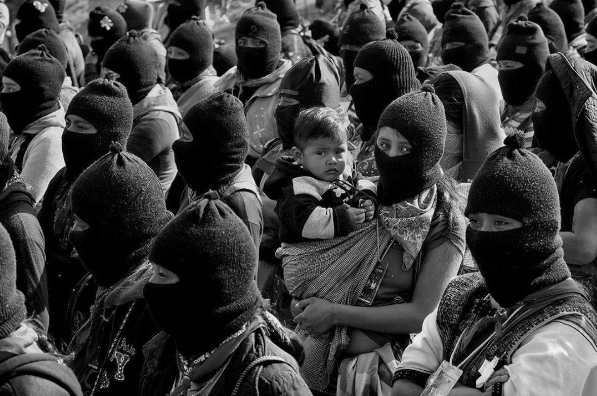 Andrea Murcia ( @Usagii_ko), fotógrafa de la Agencia CUARTOSCURO. Ha cubierto el movimiento feminista en México y la lucha de las zapatistas de inicio a fin, en los últimos días ha capturado todo detalle de la toma de la CNDH.IG:  https://www.instagram.com/usagii_ko/ 